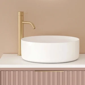 Lavabo sobre encimera Generalife en microcemento, en blanco con grifo dorado