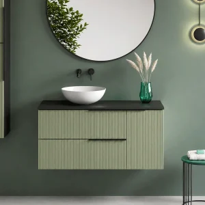 Mueble de baño Marte suspendido con tapa de melamina para lavabo sobre encimera, en verde, ambientado en baño