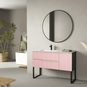 Conjunto mueble de baño suspendido Marte con lavabo de porcelana, en rosa, ambientado en baño