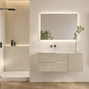 Conjunto mueble de baño suspendido Marte con lavabo de porcelana, en gris claro, ambientado en baño