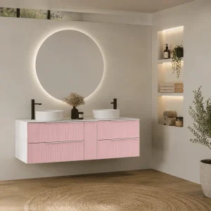 Mueble de baño Marte suspendido con tapa de melamina para lavabo sobre encimera, en rosa, ambientado en baño