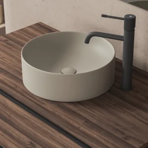 Lavabo sobre encimera Generalife en microcemento, en beige, ambientado en baño