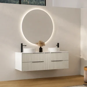 Mueble de baño Marte suspendido con tapa de melamina para lavabo sobre encimera, en blanco, ambientado en baño