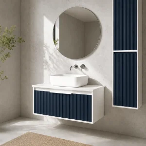 Mueble de baño suspendido Apolo con tapa Solid Surface blanca, en azul, ambientado en baño