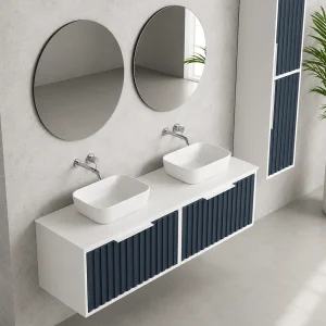 Mueble de baño suspendido Apolo con tapa Solid Surface blanca, en azul, ambientado en baño, vista 9
