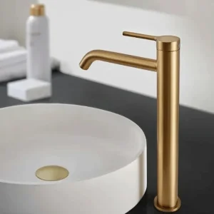 Grifo de lavabo monomando alto Turín, en dorado sobre lavabo blanco