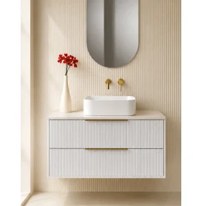 Mueble suspendido Júpiter con tapa solid surface blanca para lavabo sobre encimera, en blanco, ambientado en baño