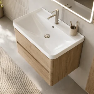 Conjunto de baño suspendido Round con lavabo de porcelana Cosmos, detalle del lavabo en madera
