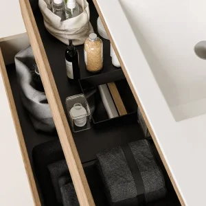 Conjunto de mueble de baño Bohe tres cajones con patas y lavabo porcelánico Marte, con cajón abierto