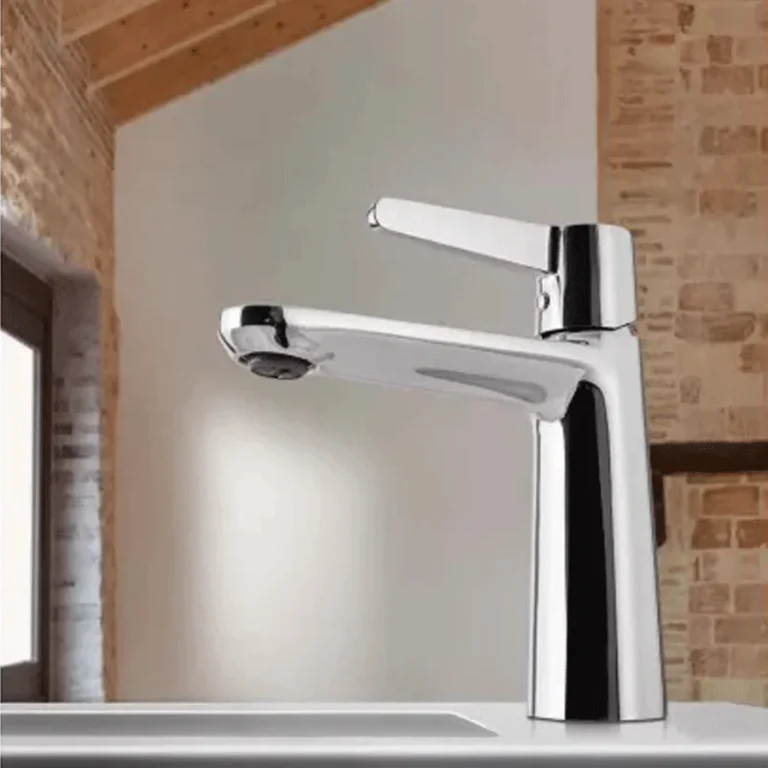 Grifo monomando lavabo modelo Bari con acabado en PVD