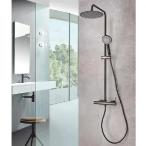 Conjunto monomando de ducha modelo Turín, en negro, instalado en ducha
