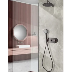 Conjunto monomando empotrado de ducha modelo Turín, en negro, instalado en ducha