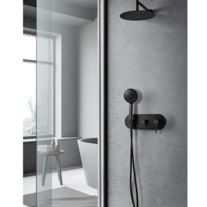 Conjunto monomando empotrado de ducha modelo Turín, en negro, instalado en ducha, vista 8