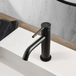 Grifo monomando lavabo modelo Turín, en negro, ambientado en baño