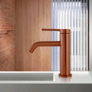Grifo monomando lavabo modelo Turín, en oro rosa, ambientado en baño