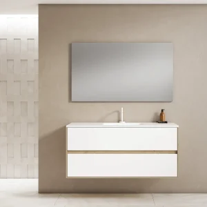 Mueble de baño suspendido Mydesign con lavabo de porcelana, en blanco, ambientado en baño