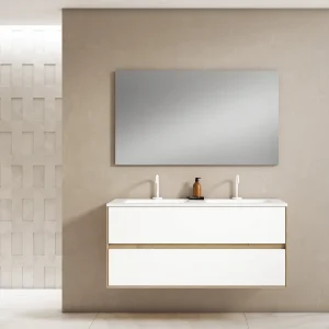Mueble de baño suspendido Mydesign con doble lavabo de porcelana, en blanco, ambientado en baño