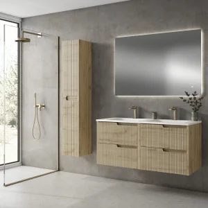 Mueble de baño suspendido Ezio con doble lavabo de porcelana y cuatro cajones, en madera, ambientado en baño