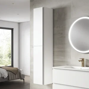 Columna auxiliar de baño suspendida Coral con dos puertas y baldas interiores, en blanco, ambientado en baño
