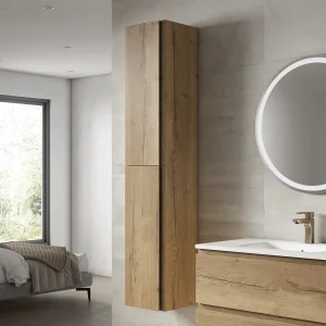 Columna auxiliar de baño suspendida Coral con dos puertas y baldas interiores, en madera, ambientado en baño