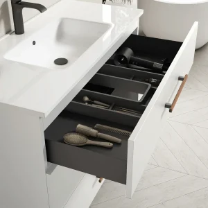Mueble de baño Fusta con lavabo de porcelana y diseño con patas, con cajón abierto en blanco
