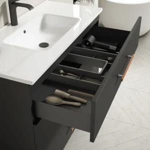 Mueble de baño Fusta con lavabo de porcelana y diseño con patas, con cajón abierto en negro