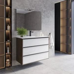 Conjunto de mueble suspendido Estonia con tres cajones y tirador en negro, en blanco, ambientado en baño
