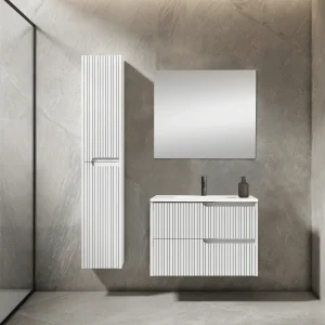 Columna auxiliar de baño suspendida Ezio con dos puertas y baldas interiores, en blanco, ambientado en baño