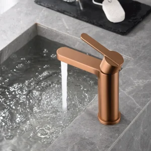 Grifo monomando Roma Imex moderno y minimalista, con agua saliendo del caño en oro rosa