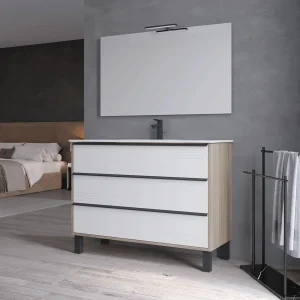 Conjunto de mueble suspendido Estonia con tres cajones y tirador en negro, en blanco, ambientado en baño, vista 4