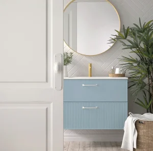 Mueble de baño colección Blanca con lavabo de porcelana, en azul, ambientado en baño