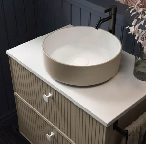 Mueble de baño colección Blanca con lavabo de porcelana, detalle del lavabo en beige