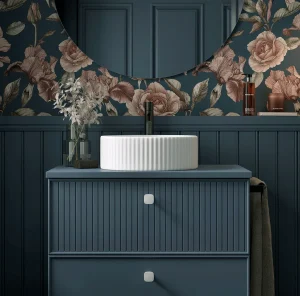 Mueble de baño colección Blanca con lavabo de porcelana, en azul, ambientado en baño, vista 5