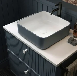 Mueble de baño colección Blanca con lavabo de porcelana, detalle del lavabo en azul