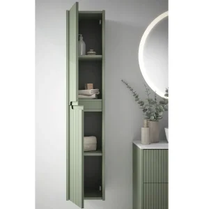 Columna auxiliar de baño suspendida Ezio con dos puertas y baldas interiores, en verde, abierto con el interior visible