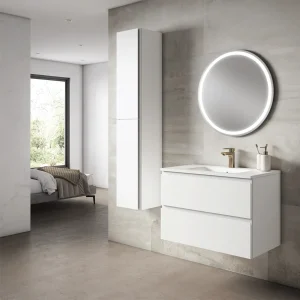Columna auxiliar de baño suspendida Coral con dos puertas y baldas interiores, en blanco, ambientado en baño, vista 6