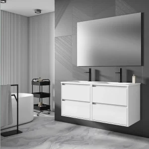 Mueble de baño suspendido Jade de 120 cm con doble lavabo de porcelana y tirador uñero, en blanco, ambientado en baño