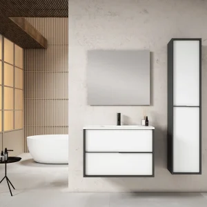 Columna auxiliar de baño suspendido Doly con dos puertas, costado y tirador, en blanco, ambientado en baño, vista 5