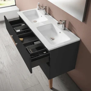 Mueble de baño Fusta con doble lavabo de porcelana, tres cajones y diseño con patas, con cajón abierto en negro