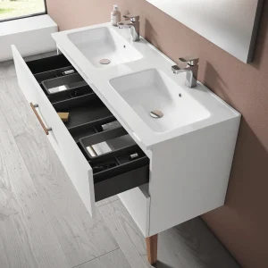 Mueble de baño Fusta con doble lavabo de porcelana, tres cajones y diseño con patas, con cajón abierto en blanco