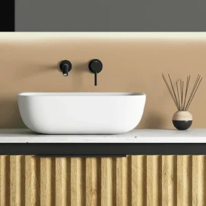 Lavabo de microcemento Laila para cuartos de baño, en blanco, ambientado en baño