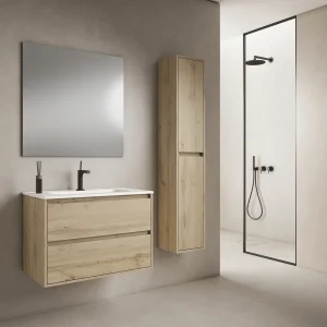 Columna de baño suspendida Jade con dos puertas y baldas interiores, en madera, ambientado en baño
