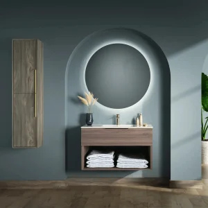 Conjunto mueble de baño suspendido Minerva con lavabo de porcelana, en madera, ambientado en baño