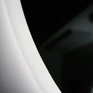 Espejo de baño Londres redondo con contorno arenado y luz LED fría, detalle de la luz LED