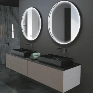 Espejo de baño Nepal redondo con luz LED perimetral y marco negro mate, ambientado en baño