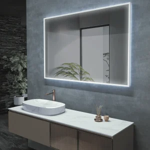 Espejo cuadrado Boston con luz LED y marco acrílico iluminado, ambientado en baño, vista 3