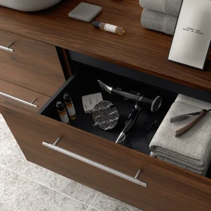 Mueble de baño suspendido Silane con 4 cajones, espejo incluido y doble lavabo, con cajón abierto en madera oscura