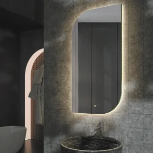 Espejo Cardiff rectangular retroiluminado con sensor de movimiento, ambientado en baño