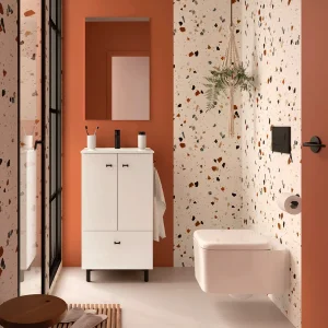Conjunto de baño completo Inara con 2 puertas, 1 cajón, lavabo porcelánico, en blanco, ambientado en baño con pared terracota
