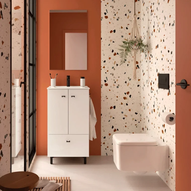 Conjunto de baño completo Inara con 2 puertas, 1 cajón, lavabo porcelánico, en blanco, ambientado en baño con pared terracota